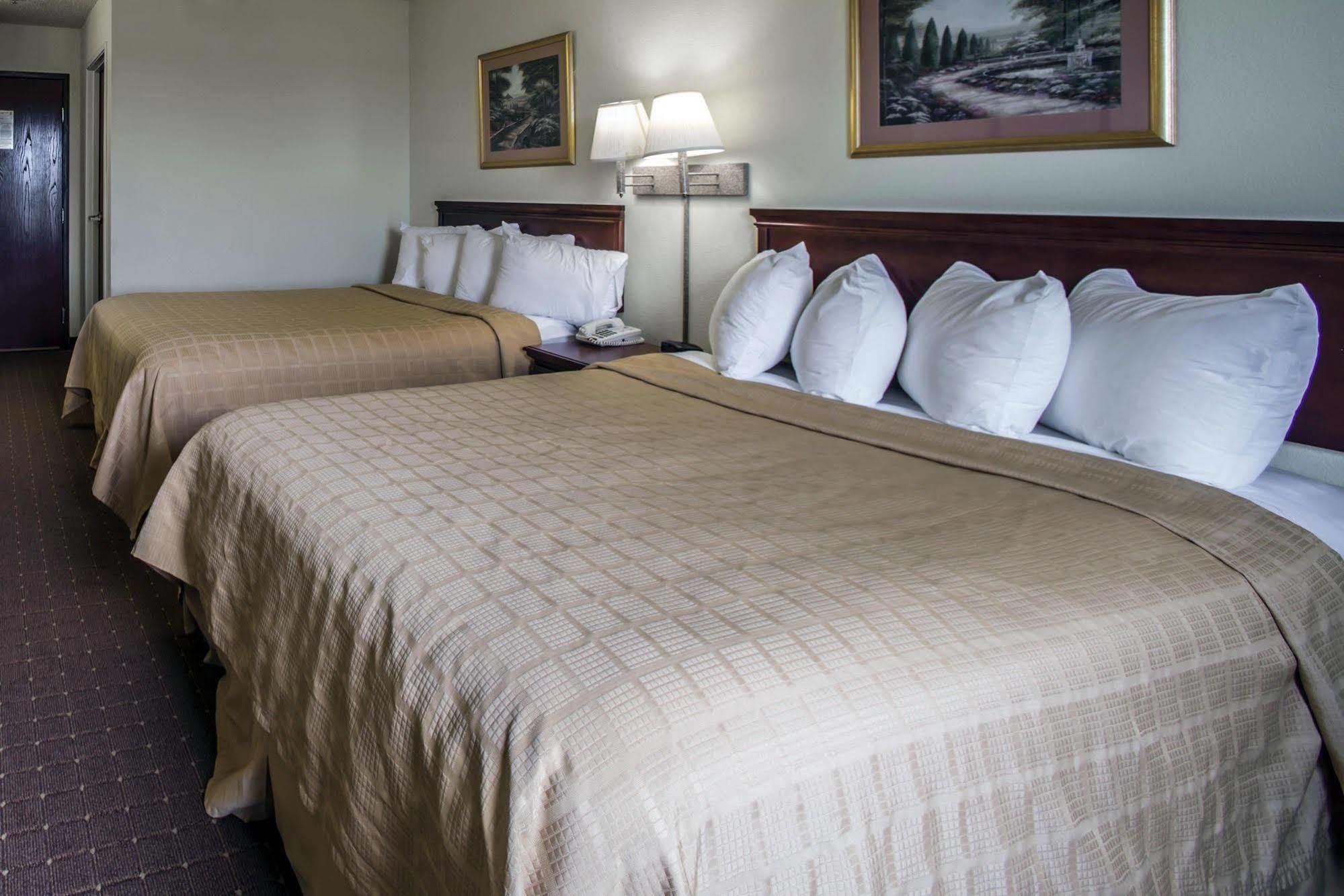 Harrisburg Quality Inn מראה חיצוני תמונה