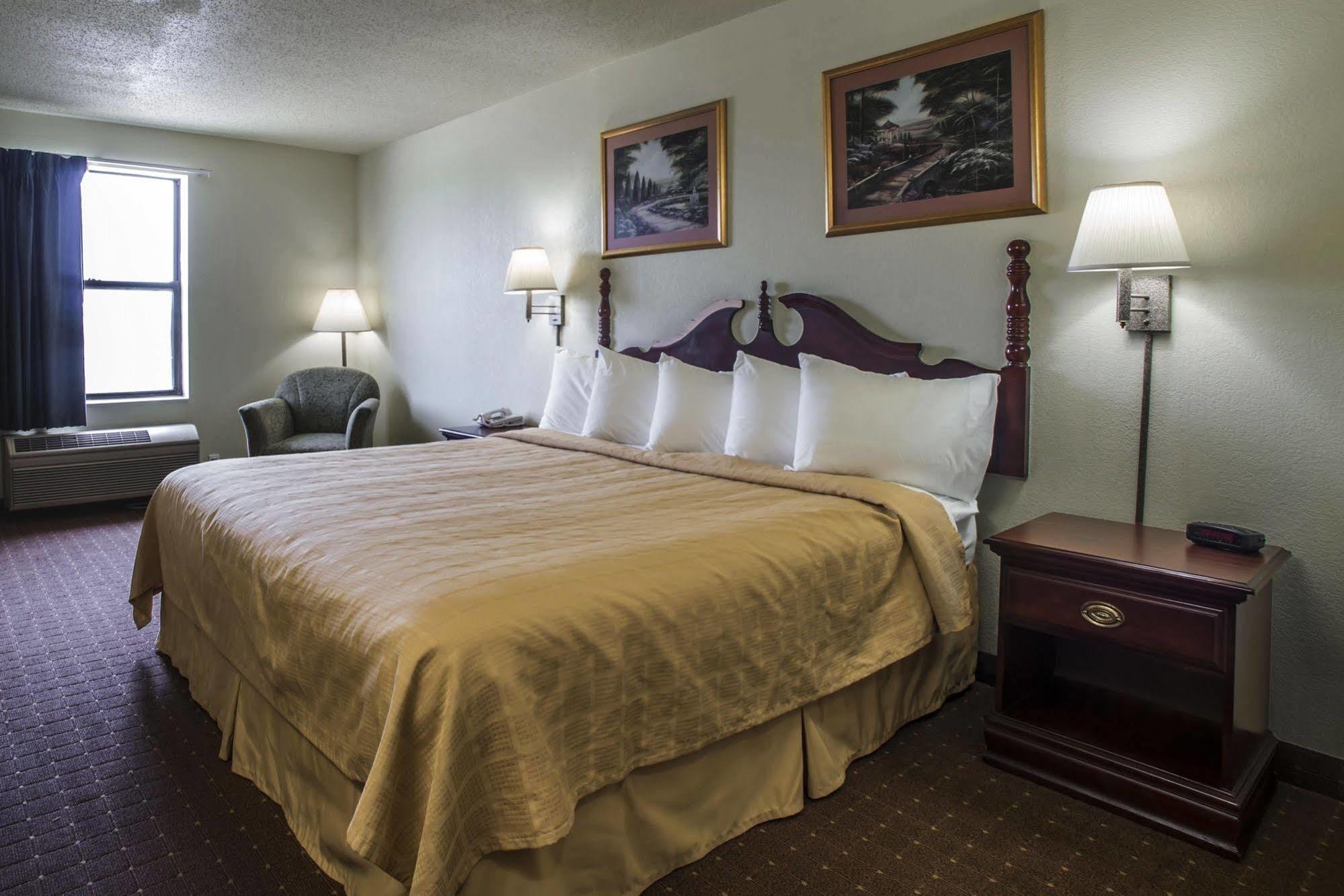 Harrisburg Quality Inn מראה חיצוני תמונה