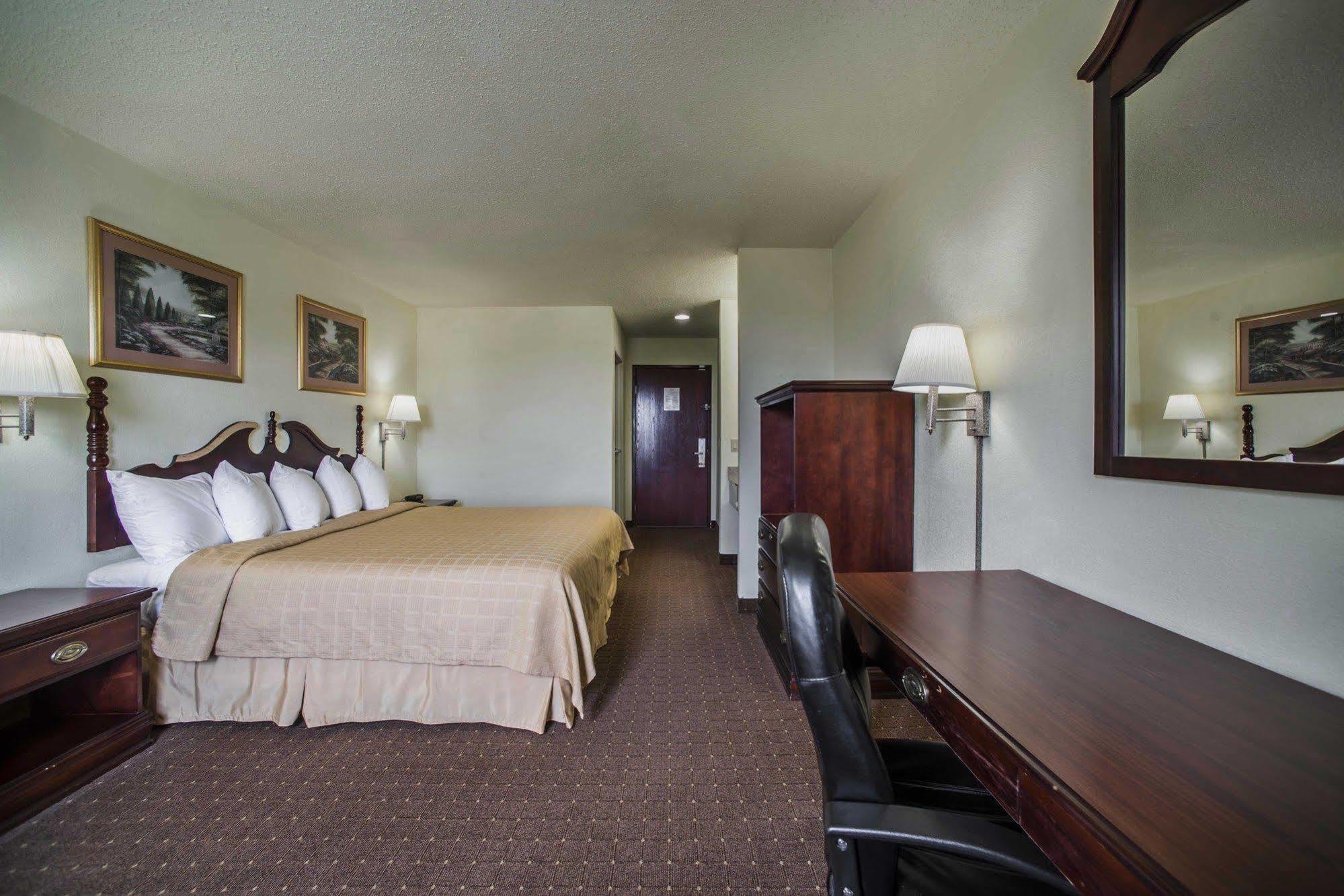 Harrisburg Quality Inn מראה חיצוני תמונה